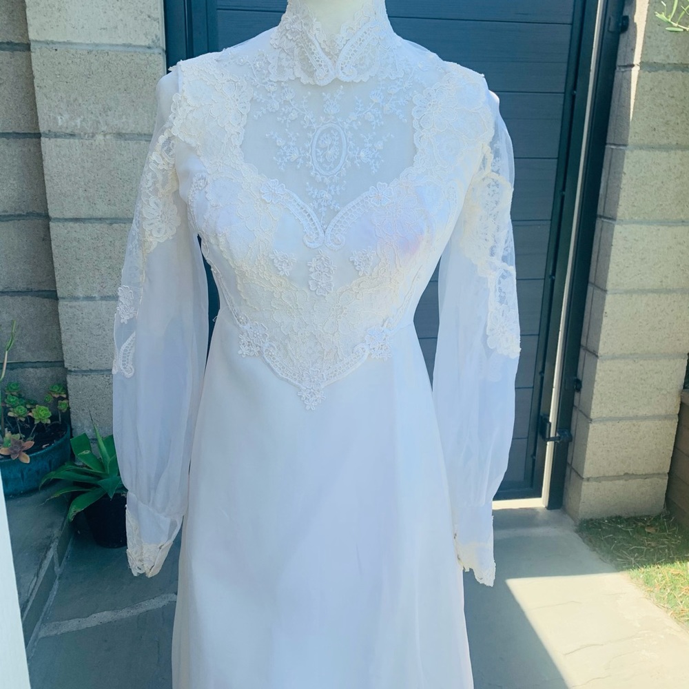 Vintage Beaded Ivory Lace Wedding Dress